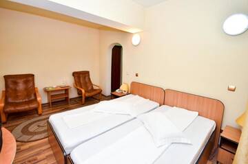 Фото номера Двухместный номер с 2 отдельными кроватями Отель Hotel Green House г. Крайова 3