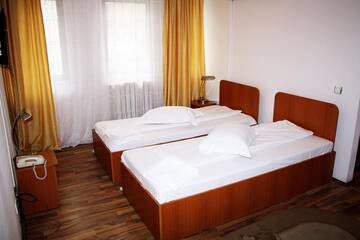 Фото номера Двухместный номер с 2 отдельными кроватями Отель Hotel Green House г. Крайова 4