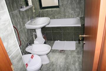 Фото номера Двухместный номер с 2 отдельными кроватями Отель Hotel Green House г. Крайова 5