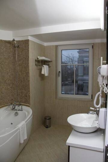 Фото номера Полулюкс Отель Hotel Helin Central г. Крайова 4