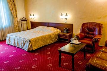 Фото номера Двухместный номер Делюкс с 1 кроватью и балконом Отель Hotel Golden House г. Крайова 5