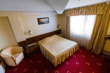 Фото номера Стандартный двухместный номер с 1 кроватью Отель Hotel Golden House г. Крайова 2