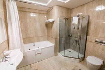 Фото номера Суперлюкс с кроватью размера &quot;king-size&quot; Отель Hotel Golden House г. Крайова 3