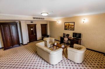 Фото номера Суперлюкс с кроватью размера &quot;king-size&quot; Отель Hotel Golden House г. Крайова 2