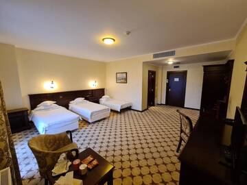 Фото номера Трехместный номер Отель Hotel Golden House г. Крайова 2