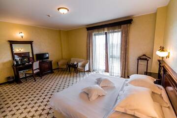 Фото номера Номер с кроватью размера «queen-size» и балконом Отель Hotel Golden House г. Крайова 4
