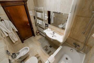 Фото номера Трехместный номер Отель Hotel Golden House г. Крайова 3