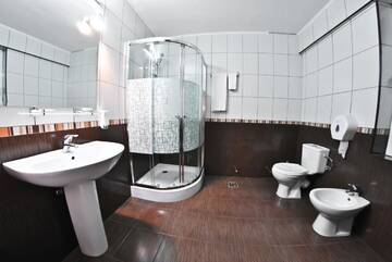 Фото номера Стандартный двухместный номер с 1 кроватью Отель Hotel Bavaria г. Крайова 4