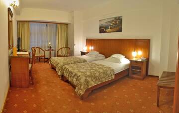 Фото номера Двухместный номер с 2 отдельными кроватями Отель Hotel Emma West г. Крайова 2