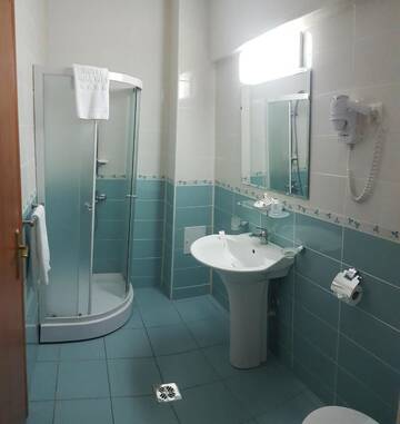 Фото номера Двухместный номер с 2 отдельными кроватями Отель Hotel Emma West г. Крайова 5