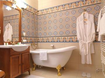 Фото номера Двухместный номер Делюкс с 1 кроватью Гостевой дом La Favorita Guesthouse Boutique г. Крайова 5