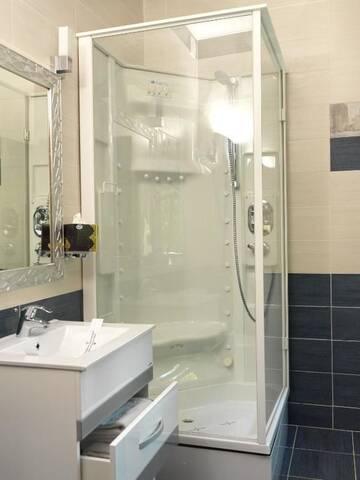 Фото номера Двухместный номер с 1 кроватью Гостевой дом La Favorita Guesthouse Boutique г. Крайова 8