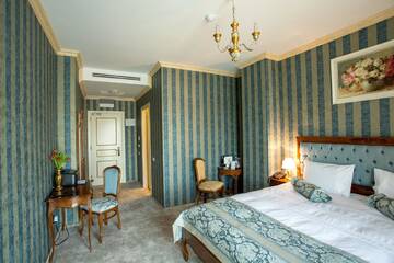 Фото номера Стандартный двухместный номер с 1 кроватью и балконом Отель The Arlington Hotel г. Крайова 2
