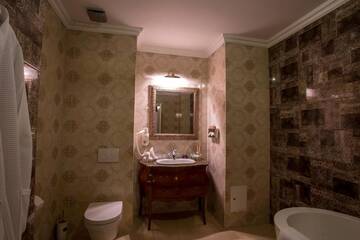 Фото номера Люкс с 1 спальней и балконом Отель The Arlington Hotel г. Крайова 7