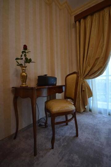 Фото номера Одноместный номер с балконом Отель The Arlington Hotel г. Крайова 5