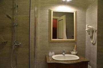 Фото номера Одноместный номер с балконом Отель The Arlington Hotel г. Крайова 3