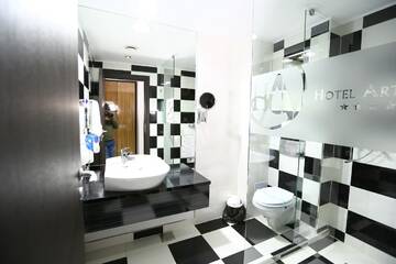 Фото номера Улучшенный двухместный номер с 2 отдельными кроватями Отель Hotel Articus г. Крайова 5