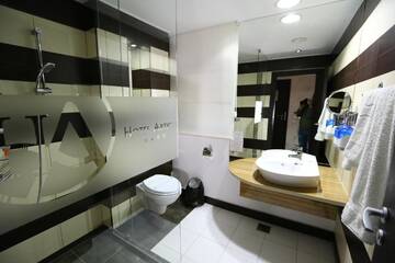 Фото номера Стандартный двухместный номер с 1 кроватью Отель Hotel Articus г. Крайова 37