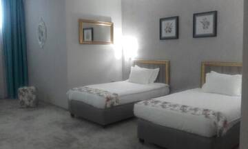 Фото номера Двухместный номер Делюкс с 2 отдельными кроватями Отель Prestige Boutique Hotel Craiova г. Крайова 7