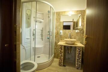 Фото номера Номер Делюкс с кроватью размера «queen-size» Отель MBI Travel Inn г. Крайова 5