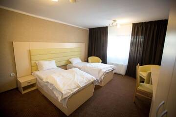 Фото номера Двухместный номер Делюкс с 2 отдельными кроватями Отель MBI Travel Inn г. Крайова 2