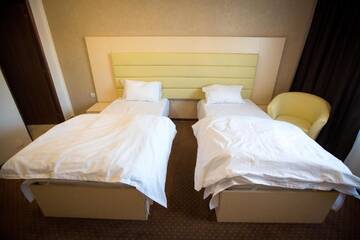 Фото номера Двухместный номер Делюкс с 2 отдельными кроватями Отель MBI Travel Inn г. Крайова 4