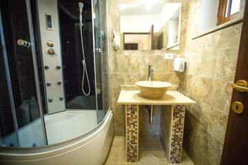 Фото номера Двухместный номер Делюкс с 2 отдельными кроватями Отель MBI Travel Inn г. Крайова 5