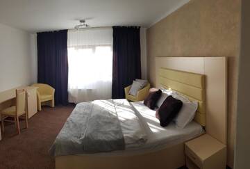 Фото номера Номер Делюкс с кроватью размера «queen-size» Отель MBI Travel Inn г. Крайова 6