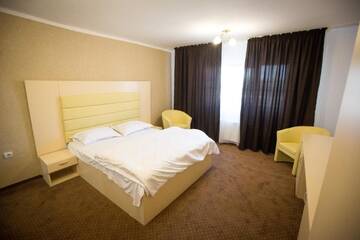 Фото номера Номер Делюкс с кроватью размера «queen-size» Отель MBI Travel Inn г. Крайова 4
