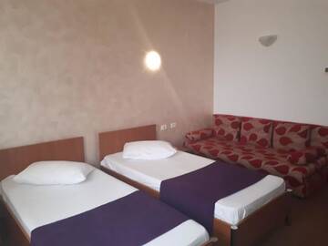 Фото номера Трехместный номер Отель Hotel Flormang г. Крайова 5