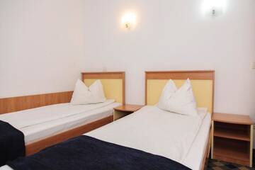 Фото номера Двухместный номер с 2 отдельными кроватями Отель Plus Hotel г. Крайова 3