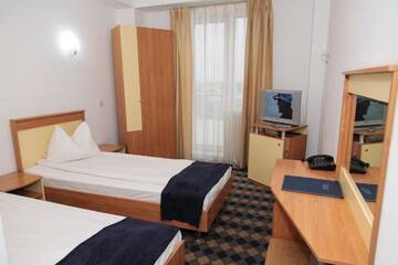 Фото номера Двухместный номер с 2 отдельными кроватями Отель Plus Hotel г. Крайова 2