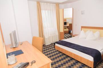 Фото номера Двухместный номер с 1 кроватью Отель Plus Hotel г. Крайова 2