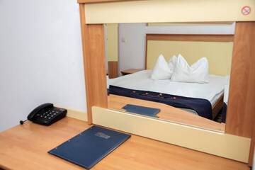 Фото номера Двухместный номер с 1 кроватью Отель Plus Hotel г. Крайова 3