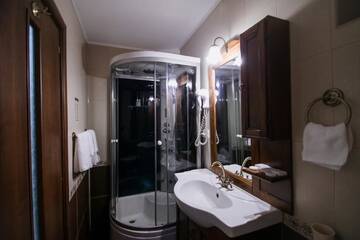 Фото номера Улучшенный двухместный номер с 1 кроватью Отель Hotel Royal Craiova г. Крайова 17