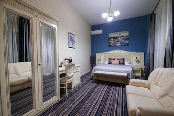 Фото номера Улучшенный двухместный номер с 1 кроватью Отель Hotel Royal Craiova г. Крайова 3