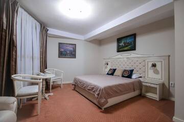 Фото номера Улучшенный двухместный номер с 1 кроватью Отель Hotel Royal Craiova г. Крайова 7