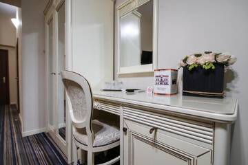 Фото номера Улучшенный двухместный номер с 1 кроватью Отель Hotel Royal Craiova г. Крайова 11