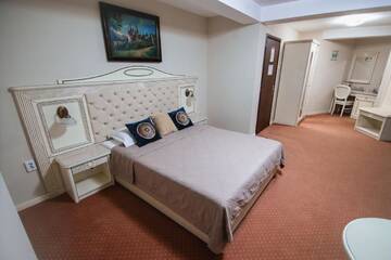 Фото номера Улучшенный двухместный номер с 1 кроватью Отель Hotel Royal Craiova г. Крайова 12