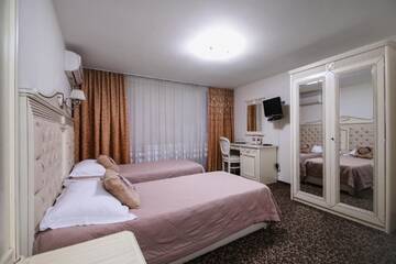 Фото номера Стандартный двухместный номер с 2 отдельными кроватями Отель Hotel Royal Craiova г. Крайова 2