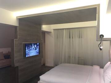 Фото номера Полулюкс Отель Hotel Plaza г. Крайова 4