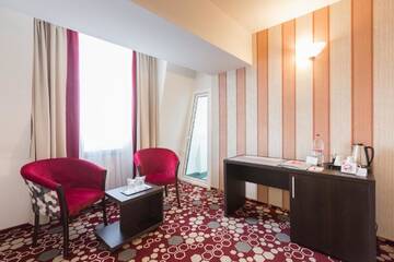 Фото номера Полулюкс с балконом Отель Hotel Craiovita г. Крайова 4