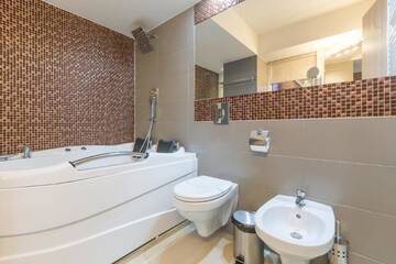 Фото номера Полулюкс с балконом Отель Hotel Craiovita г. Крайова 5