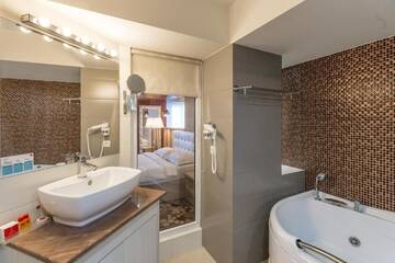 Фото номера Полулюкс с балконом Отель Hotel Craiovita г. Крайова 6