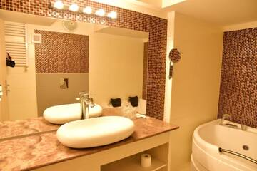 Фото номера Полулюкс с балконом Отель Hotel Craiovita г. Крайова 10