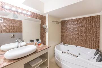 Фото номера Полулюкс с балконом Отель Hotel Craiovita г. Крайова 3